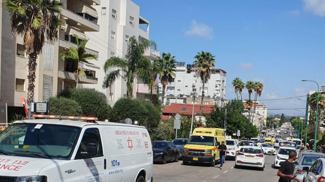 זירת אירוע הדקירה בחדרה (צילום: תיעוד מבצעי מד"א)
