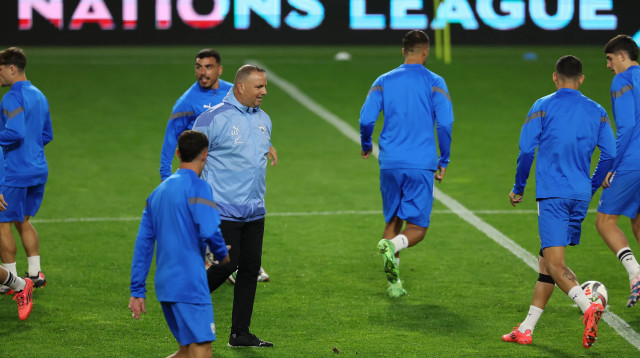 רן בן שמעון מאמן נבחרת ישראל באימון (צילום: GettyImages, FRANCK FIFE/AFP)