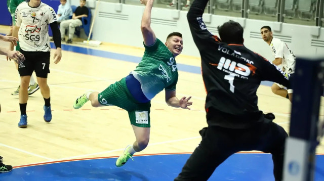 דניס ינקובסקי בני הרצליה כדוריד (צילום: אתר רשמי, הדר ואן קולא, איגוד הכדוריד)