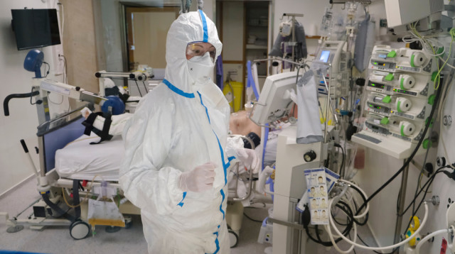 חולה קורונה בטיפול נמרץ. אספירין מפחית סיכון (צילום: שאטרסטוק)
