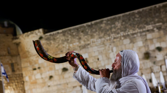 מתפלל תוקע בשופר במהלך סליחות בכותל המערבי (צילום: חיים גולדברג, פלאש 90)