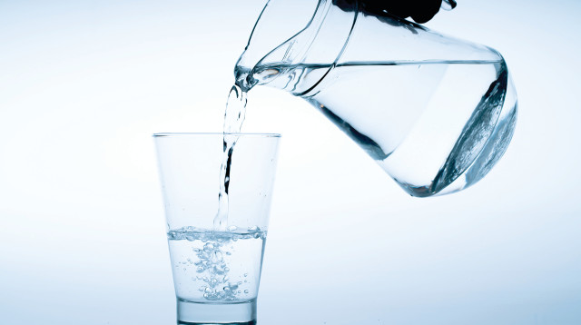 כוס מים ובקבוק  (צילום: אינגאימג')