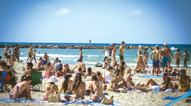 חוף ים בתל אביב (צילום: אבשלום ששוני)