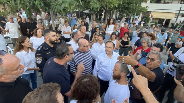 תפילת יום הכיפורים ברחוב דיזנגוף בתל אביב (צילום: אבשלום ששוני)