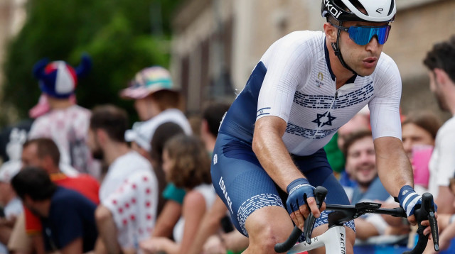 איתמר איינהורן רוכב אופניים ישראלי, פריז 2024 (צילום: רויטרס)