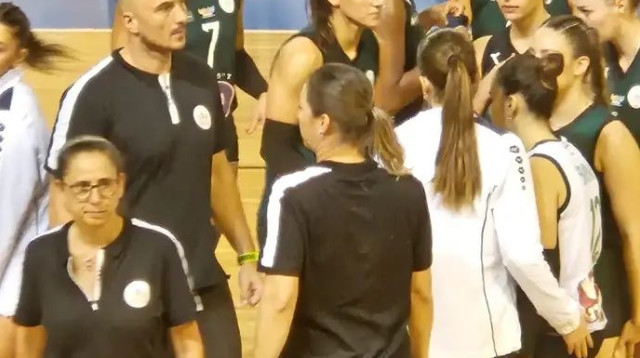 יושב הראש התנצל בפני האוהדים על היכולת (צילום: אתר רשמי, באדיבות מועדון כדורעף הפועל כפ"ס)