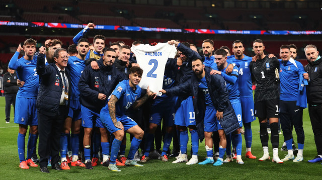 שחקני נבחרת יוון חוגגים עם חולצתו של ג'ורג' באלדוק (צילום: GettyImages)