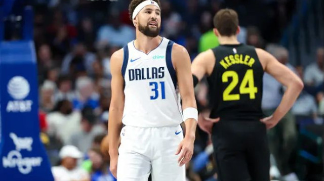 "לא התרגשתי ככה מאז ההופעה הראשונה בגמר". קליי תומפסון במדים החדשים (צילום: רויטרס)