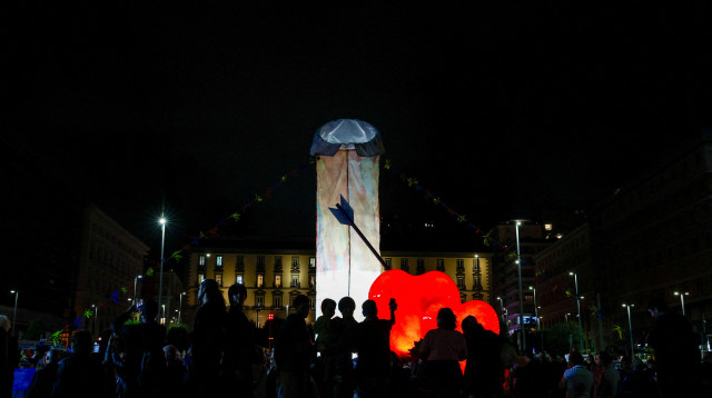 הפסל Tu si' 'na cosa grande בנאפולי (צילום: רויטרס)