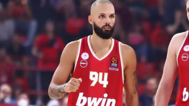 זה כבר נראה טוב יותר. פורנייה (צילום: אתר רשמי, מתוך הטוויטר של אולימפיאקוס)