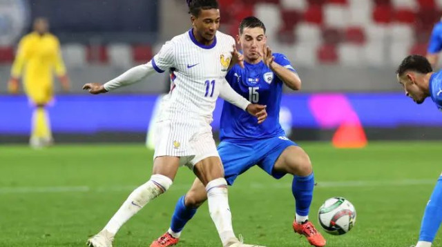 התקשה מאוד מול הפיזיות הצרפתית. גלוך מול אוליסה, אמש (צילום: רויטרס)