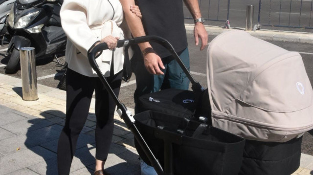 הדר קרקו ובעלה ליאו בורנשטיין ביציאה מבית החולים עם בנם השני (צילום: צ׳ינו)