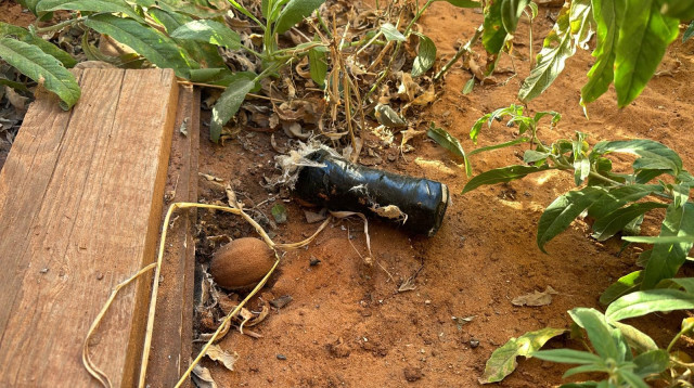 מטען צינור מוכן לשימוש בשטח בית מגורים בג'סר אזרקא (צילום: דוברות המשטרה)