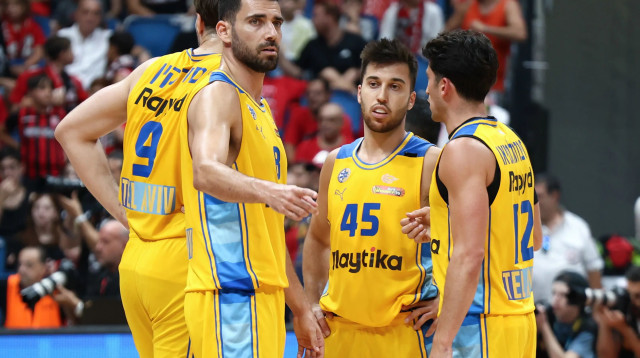 שחקני מכבי תל אביב תמיר בלאט, ג'ון דיברתולומאו, רפי מנקו, רומן סורקין (צילום: דני מרון)