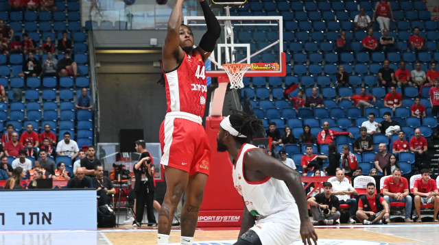 שחקן הפועל ירושלים ספידי סמית' מול שחקן הפועל תל אביב פטריק בוורלי (צילום: ברני ארדוב)