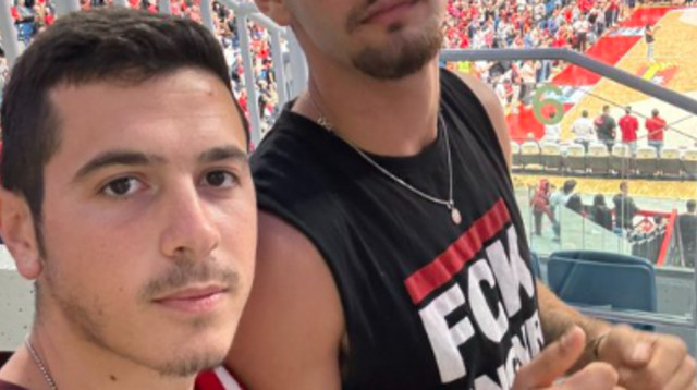 מימין: אוהד הפועל תל אביב עם החולצה "פאק בן גביר" שהוצא מהאולם  (צילום: רשתות חברתיות, שימוש לפי סעיף 27 א')