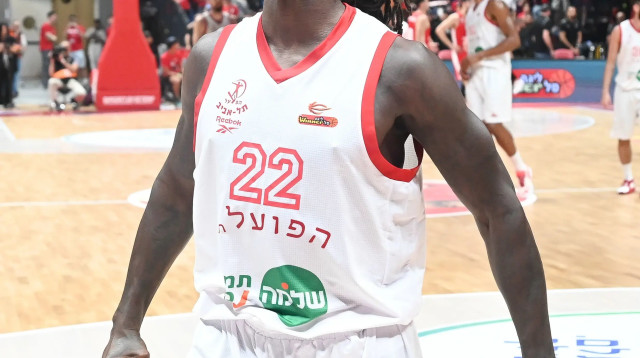 שחקן הפועל תל אביב פטריק בוורלי (צילום: ברני ארדוב)