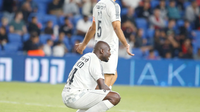 ממאדו אמבוג', עידו לוי שחקני הפועל חדרה מאוכזבים (צילום: ברני ארדוב)