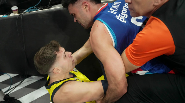 שחקן אנאדולו אפס אלייז'ה בריאנט מתעמת עם שחקן פנרבחצ'ה טאריק ביברוביץ' (צילום: GettyImages, Seskim Photo/MB Media)