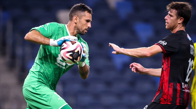 שוער בני רינה, גד עמוס (צילום: מאור אלקסלסי)