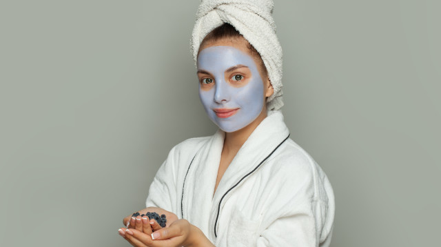 טיפול פנים באוכמניות (צילום: שאטרסטוק)