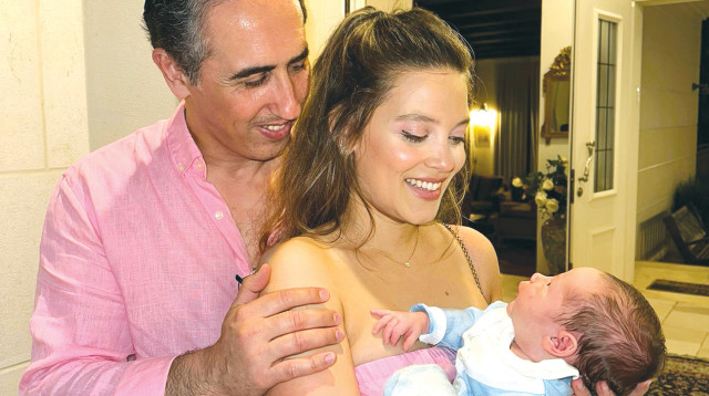 יואב פלאטו שרון, אשתו אילונה ובנם שמואל (צילום: פרטי)