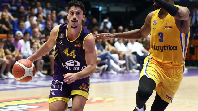 ניב משגב הפועל חולון לצד ג'ורדן לויד מכבי תל אביב (צילום: דני מרון)