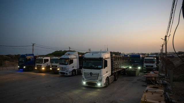 משאיות סיוע הומניטרי נכנסות דרך מעבר "ארז מערב" (צילום: דובר צה"ל)