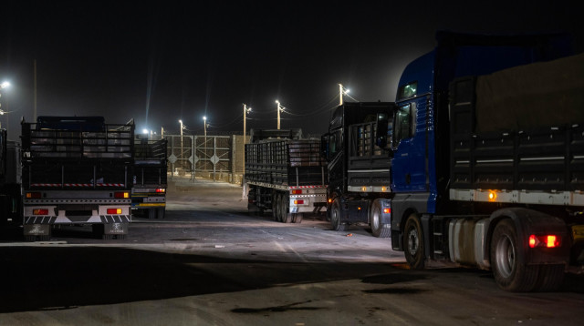 משאיות סיוע הומניטרי נכנסות דרך מעבר "ארז מערב" (צילום: דובר צה"ל)