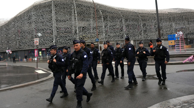 שוטרים מחוץ לאצטדיון פארק דה פראנס, לפני המשחק של ישראל נגד פרגוואי באולימפיאדה (צילום: GettyImages, Maja Hitij)