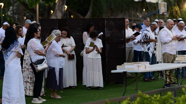 התפילה הציבורית בהפרדה בגן מאיר השנה (צילום: תומר נויברג, פלאש 90)