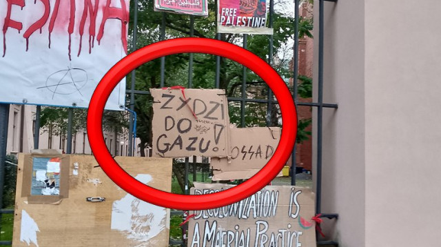 השלט "יהודים לגז" (צילום: יעקב ליבנה שגריר ישראל בפולין)