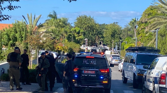משטרה מחוץ למעון נתניהו בקיסריה - לאחר פגיעת הכטב"ם באזור (צילום: אבשלום ששוני)