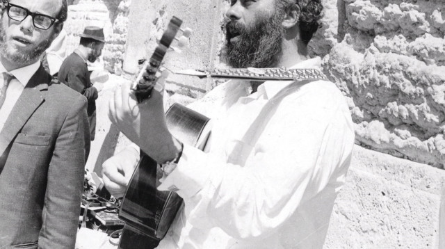 שלמה קרליבך ז״ל מנגן בכותל (צילום: פוטו ק. וייס)