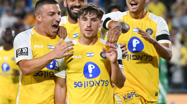 שחקני מכבי תל אביב, אלעד מדמון, גבי קניקובסקי, אושר דוידה, אופיר דוידזאדה (צילום: ברני ארדוב)