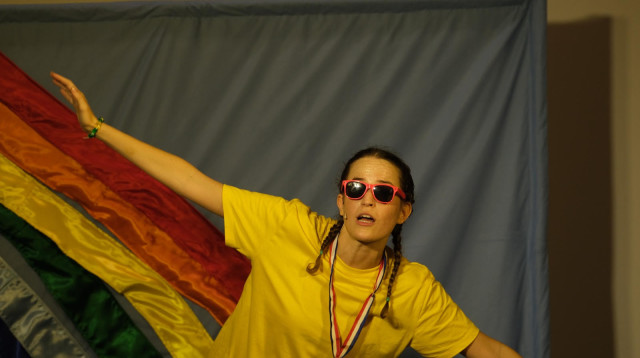 מתוך ההצגה: "הקשת שבפנים" (צילום: נעם מרום)