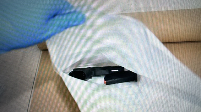 האקדח שנתפס אצל תושב דיר אל אסד (צילום: דוברות המשטרה)