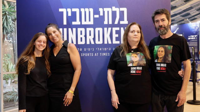 חיים ויפעת הימן הוריה של ענבר הימן ז״ל, איה מידן, רוכבת האופניים מקיבוץ בארי ולימור וייצמן  (צילום: רונן טופלברג)