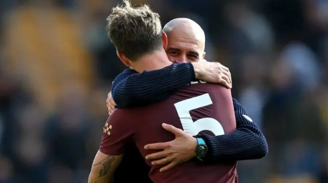 גווארדיולה מחבק את סטונס בסיום (צילום: GettyImages, Shaun Botterill)