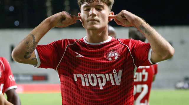 יוני סטויאנוב שחקן הפועל באר שבע חוגג שער (צילום: אודי ציטיאט)