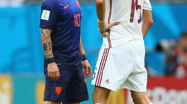 ווסלי סניידר במדי נבחרת הולנד מול סרג'יו בוסקטס במדי ספרד (צילום: GettyImages, Dean Mouhtaropoulos)