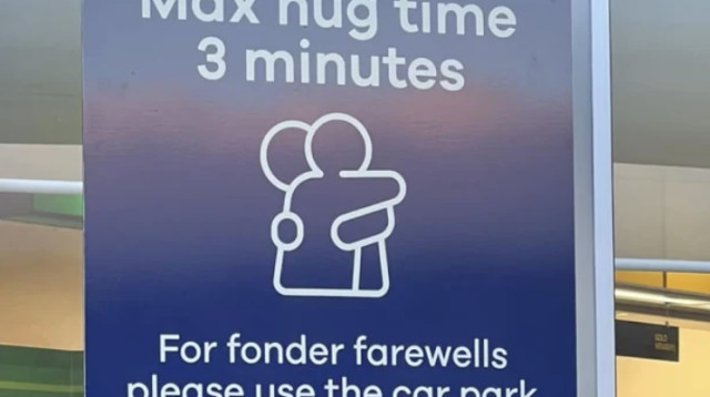 השלט בשדה תעופה בניו זילנד (צילום: מתוך פייסבוק)