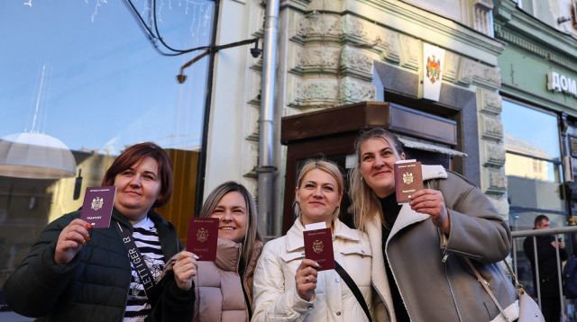 מולדובנים מצביעים בשגרירות מולדובה במוסקבה, רוסיה, על הצטרפות לאיחוד האירופי (צילום: רויטרס)
