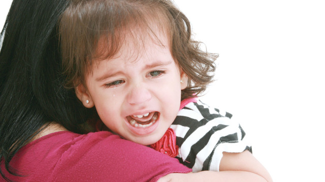 "להרים את הילדה פיזית ולהגיד לה שצריך לחזור הביתה". בתמונה: אם אוחזת ומרגיעה את ביתה (צילום: אינגאימג')