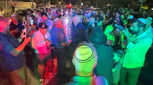 הכנסת ספר תורה (צילום: דוברות גני תקווה)