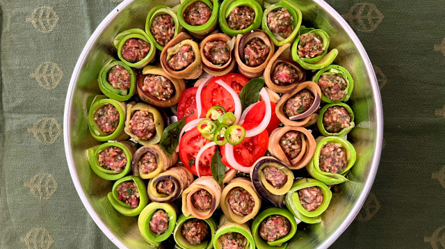 שבלולי קישואים וחצילים ממולאים (צילום: פסקל פרץ-רובין)