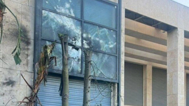 החלונות שנופצו כתוצאה מהכטב"ם על מעון רוה"מ (צילום: רשתות חברתיות, שימוש לפי סעיף 27 א')