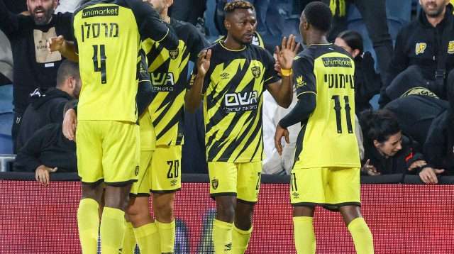 שחקני בית"ר ירושלים חוגגים עם פטריק טוומאסי (צילום: דני מרון)