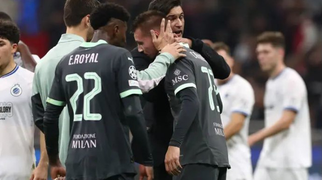 נוחם על ידי מאמנו פאולו פונסקה (צילום: GettyImages, Marco Luzzani)