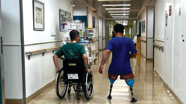 חייל קטוע רגלים באגף השיקום בשיבא (צילום: בית חולים שיבא)